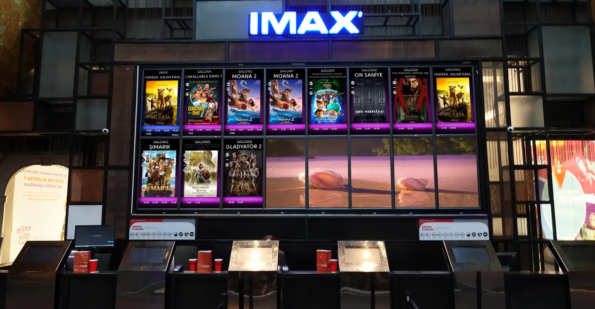 Cinenova sinema afiş ekranları ve videowall